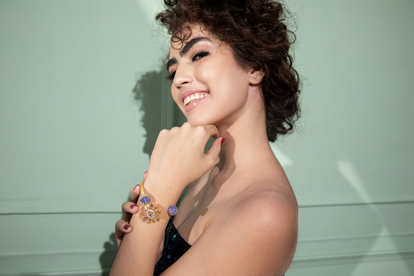 Statement Piece: Trendy Bracelet for Women: Make a statement with this unique and beautiful bracelet
