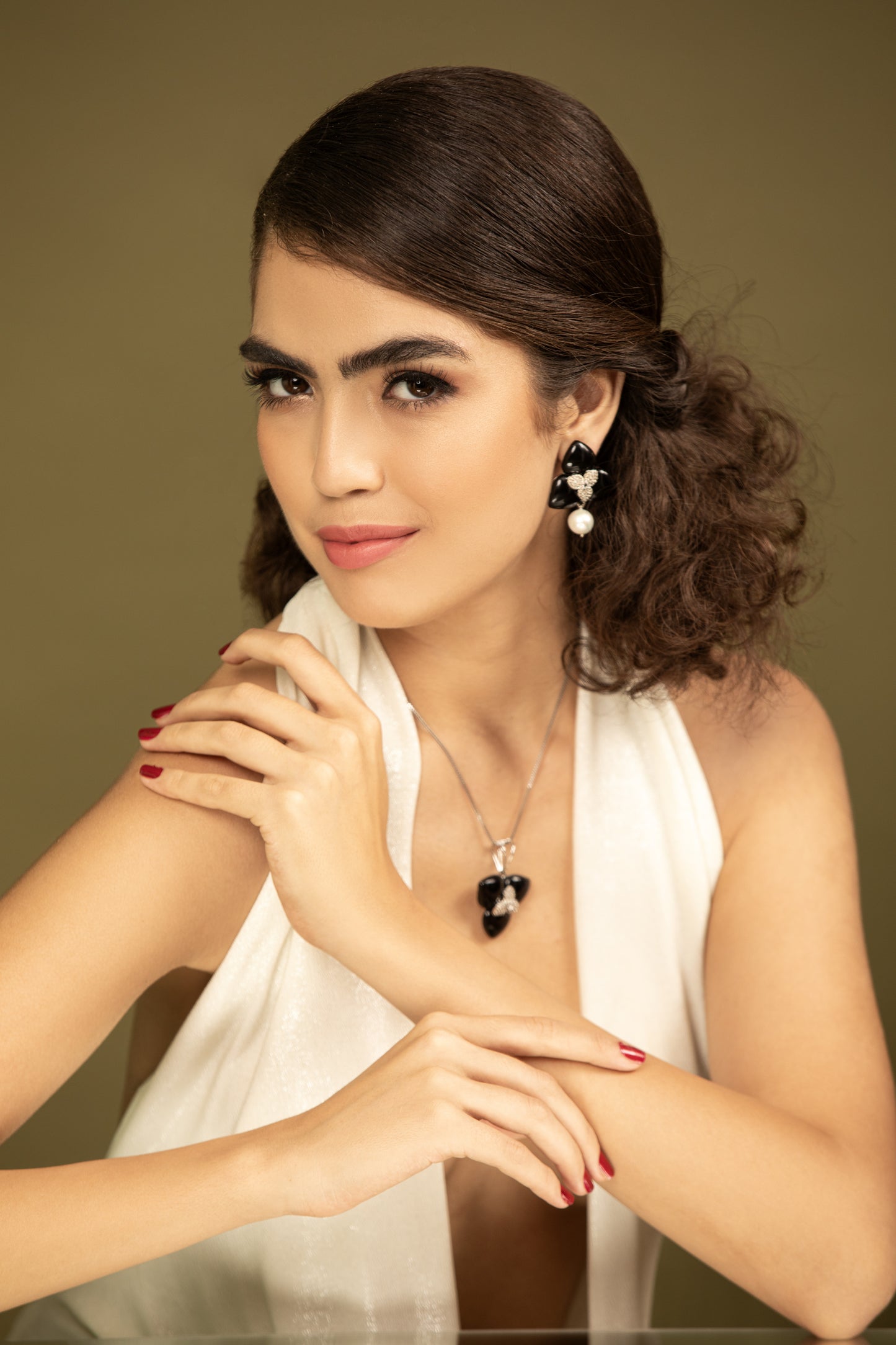 Vintage Black Stone Earrings & Pendant Set with Swarovski Bud Detail: Exudes timeless charm, perfect for vintage-inspired elegance