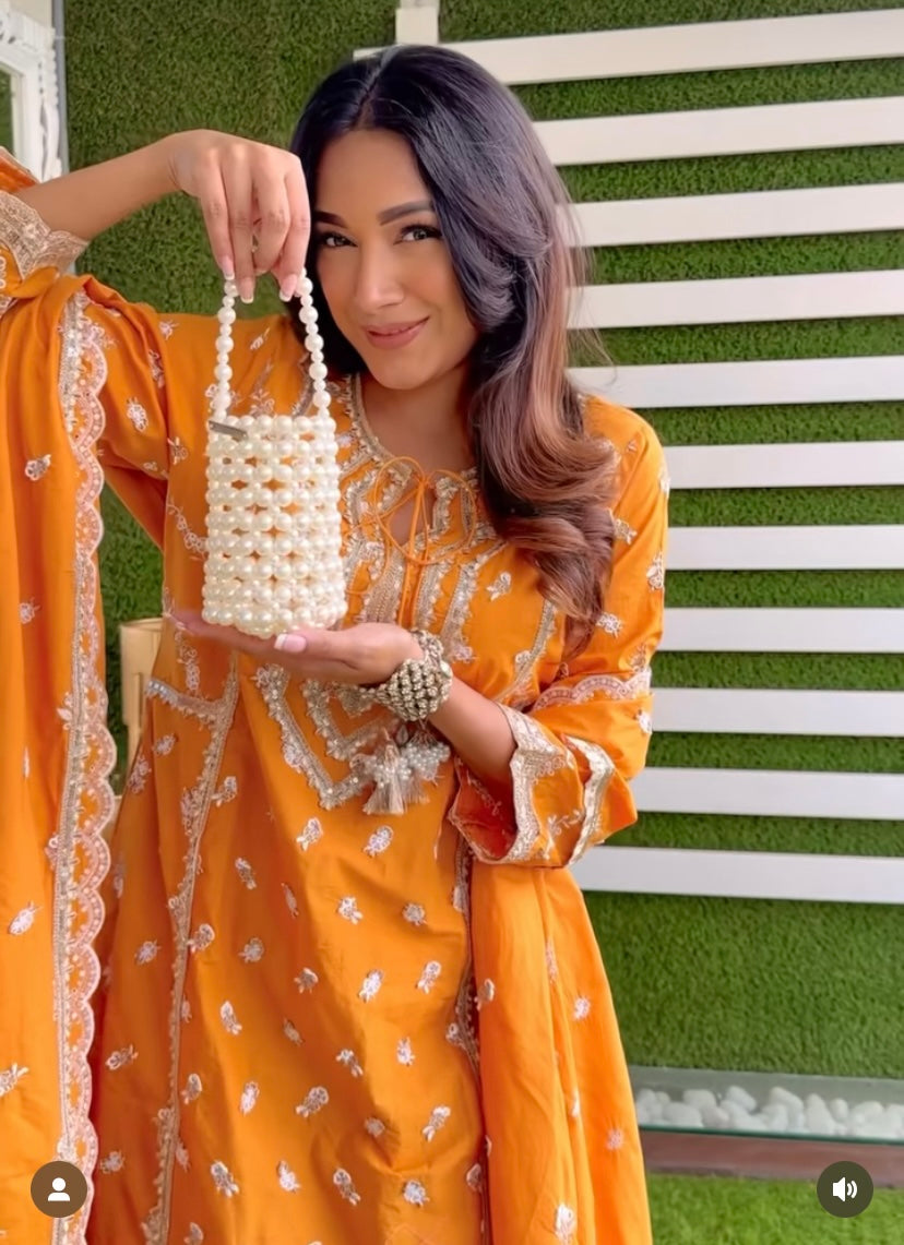 Cipia Artul Carring Quintessential "Batli" Pearls Clutch